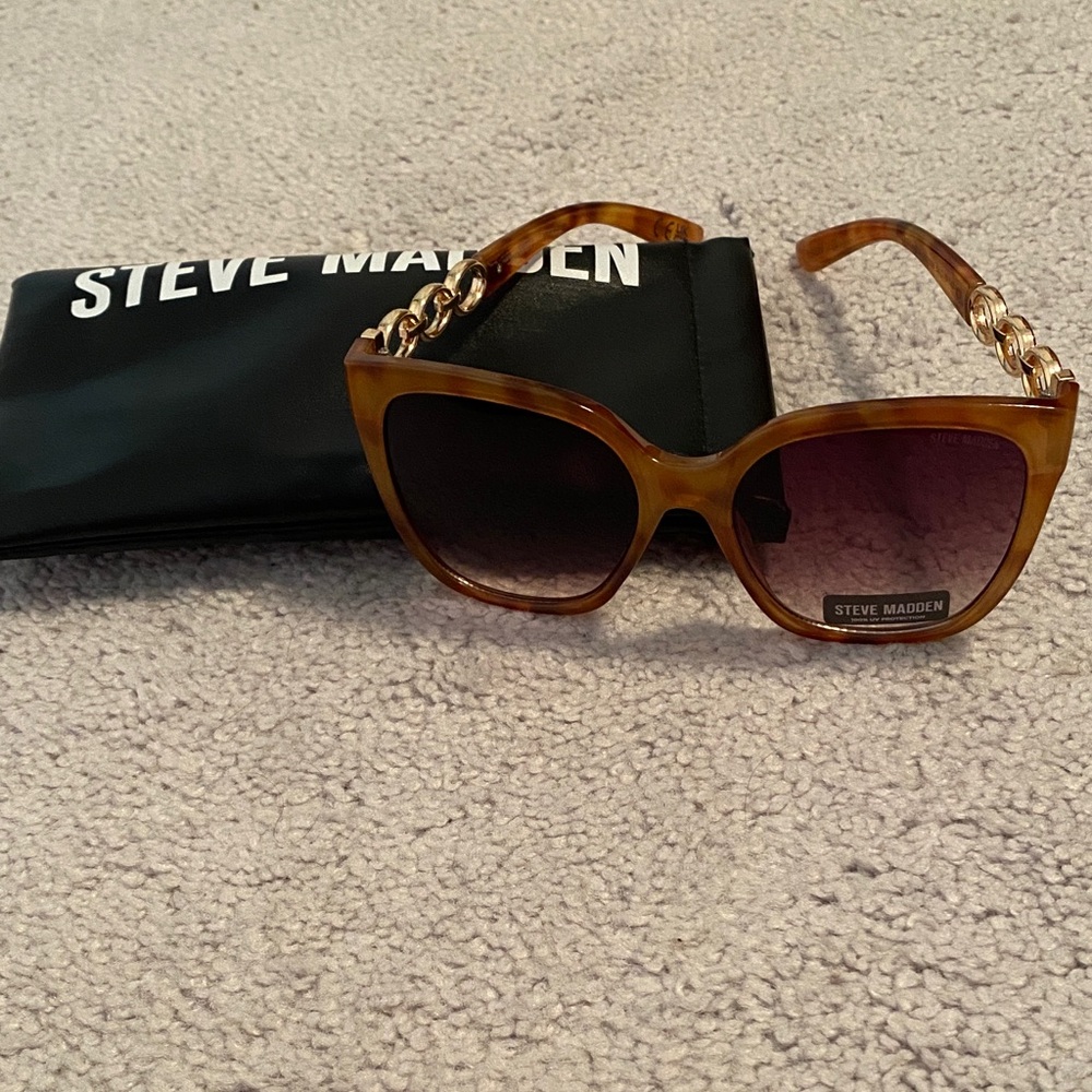 BNWT - Steve Madden Sunglasses with Gold Chain Detail